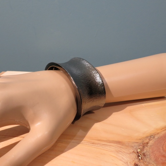 Dark Chrome textured hinged bracelet - Picture 2 of 4